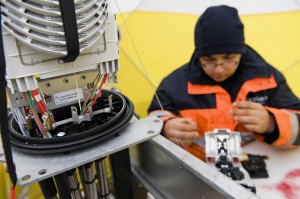 Un employé de Swisscom pose de la fibre optique. Un employé de Swisscom pose de la fibre optique.
