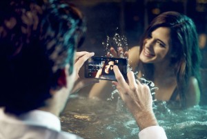 A la page, le Sony Xperia Z est évidemment étanche. A la page, le Sony Xperia Z est évidemment étanche.